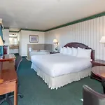 Emerald Dolphin Inn & Mini Golf