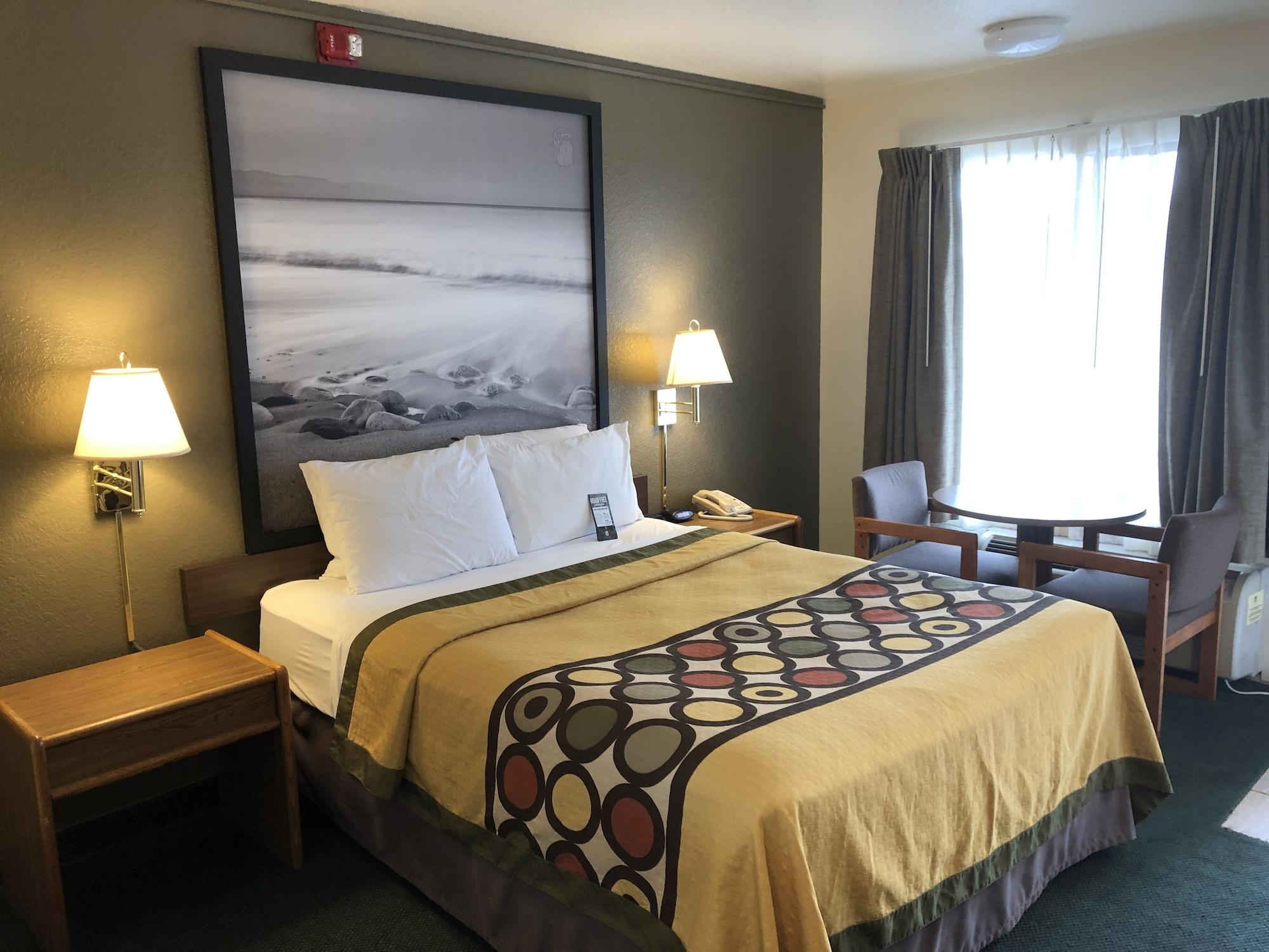 Super 8 By Wyndham Bragg