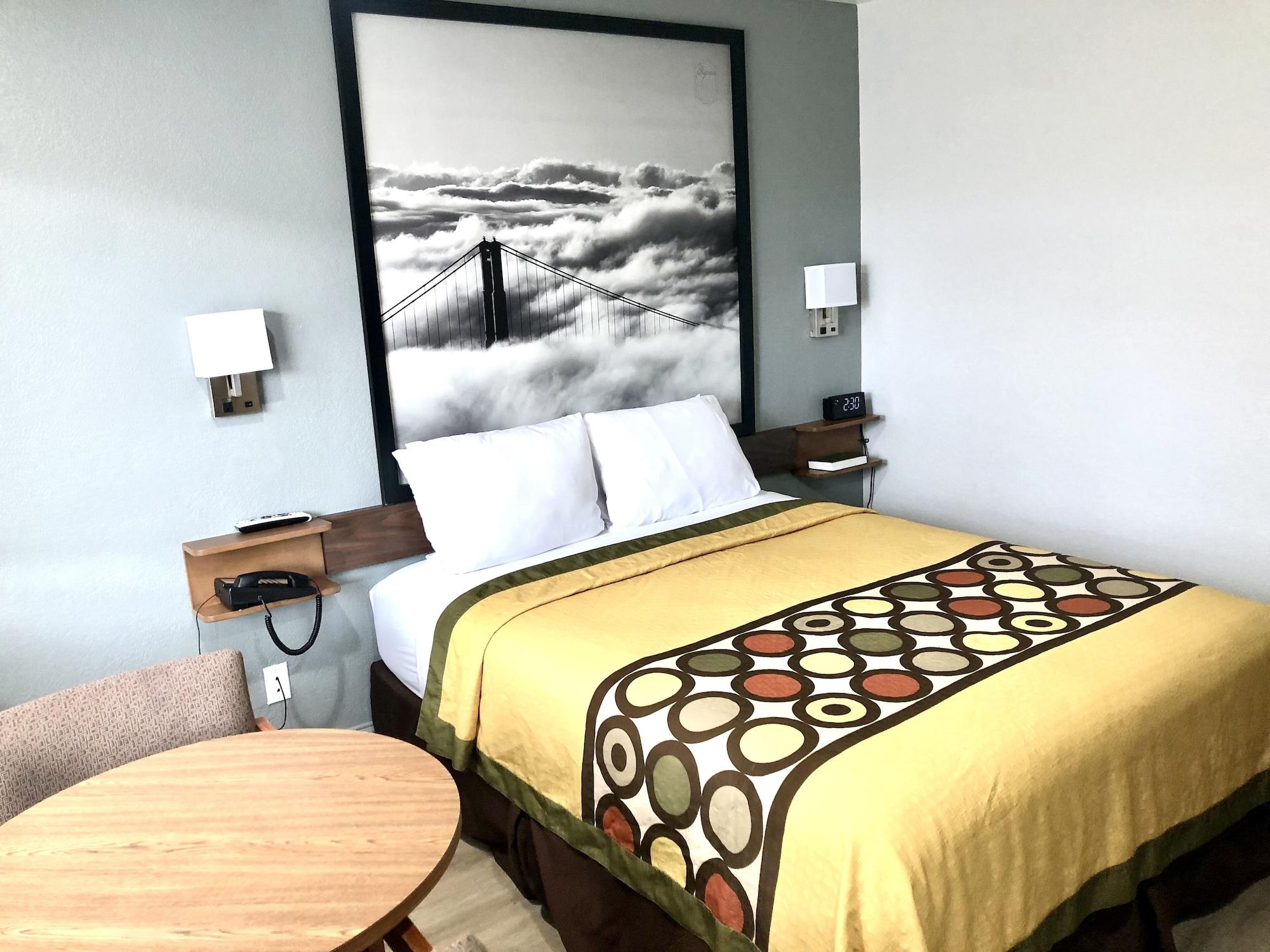 Super 8 By Wyndham Bragg Motel