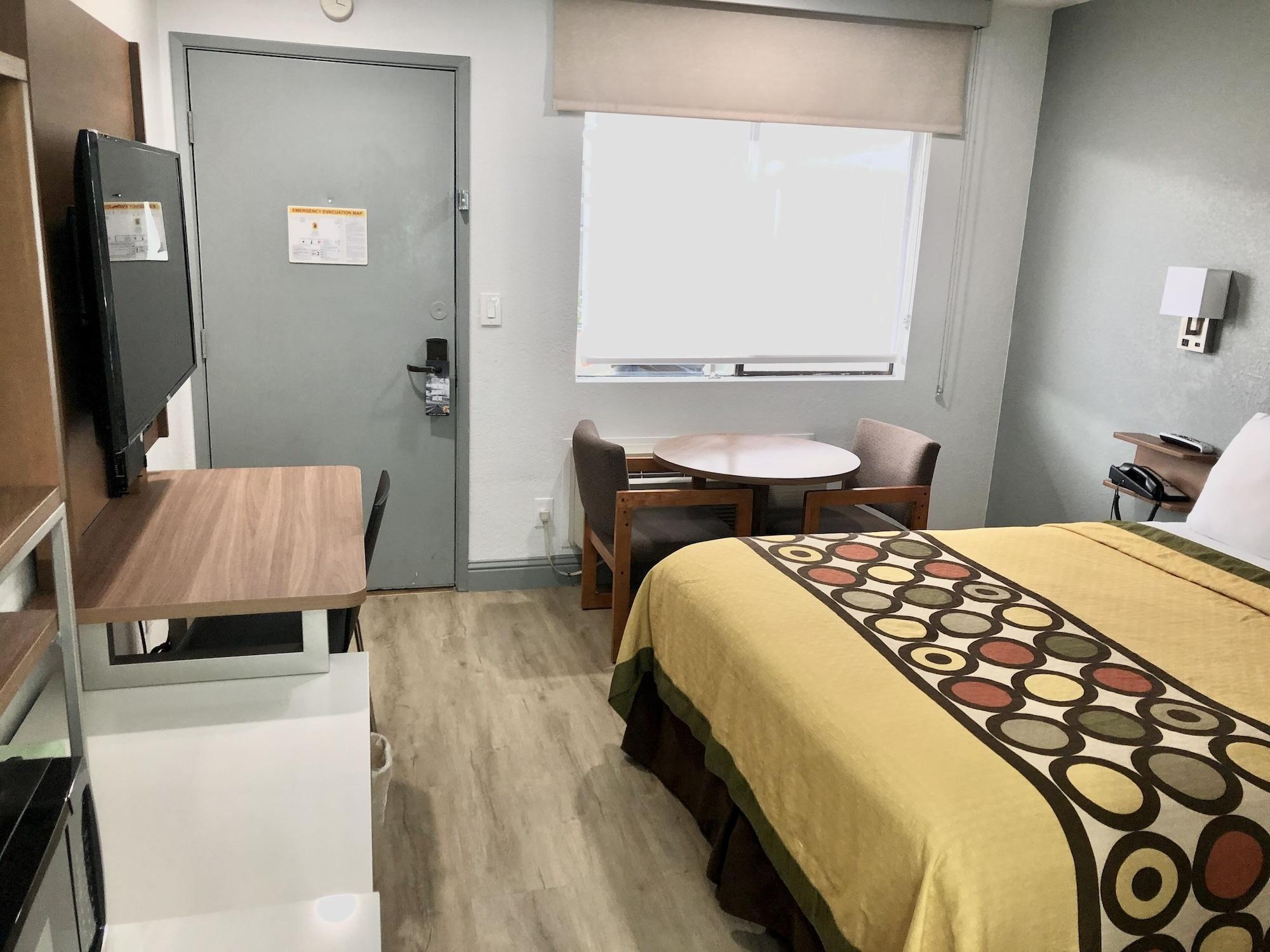Motel Super 8 By Wyndham Bragg 2*
