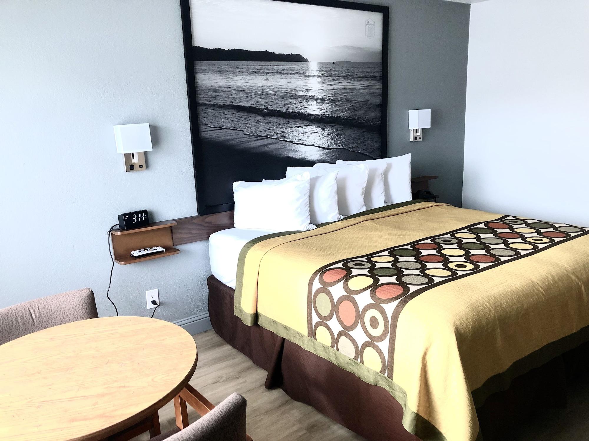 Super 8 By Wyndham Bragg Motel