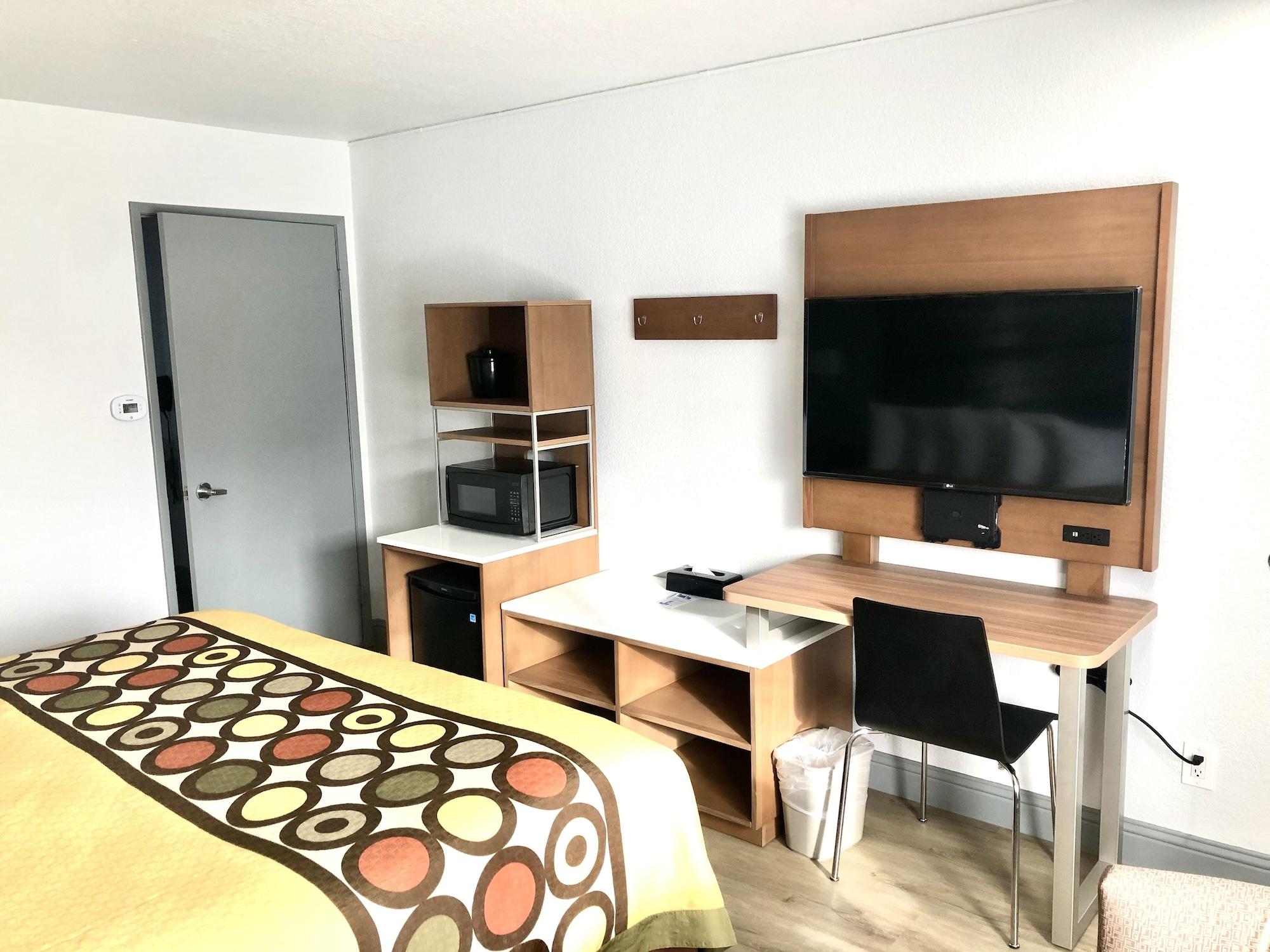 Motel Super 8 By Wyndham Bragg 2*