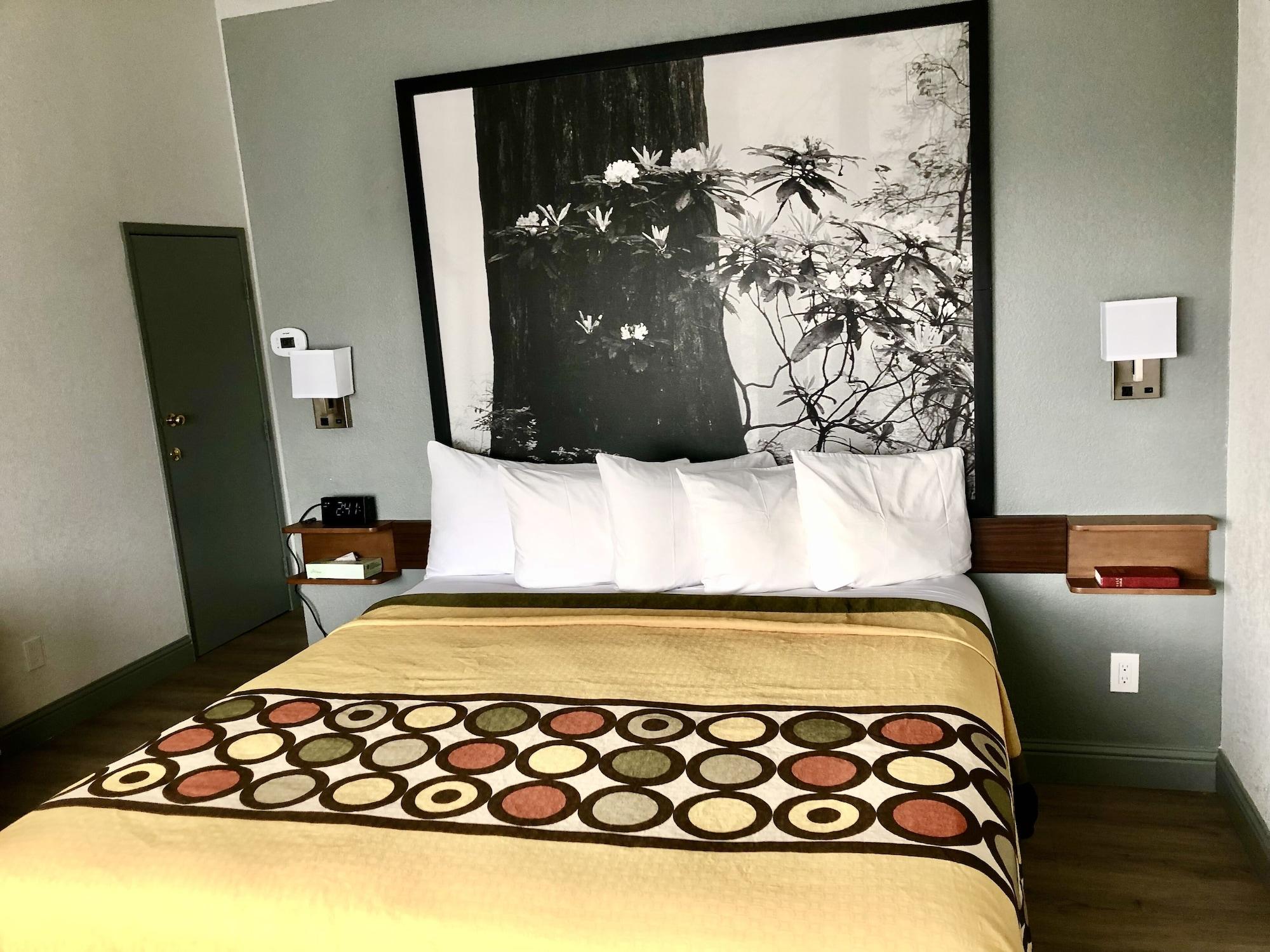 Motel Super 8 By Wyndham Bragg 2*