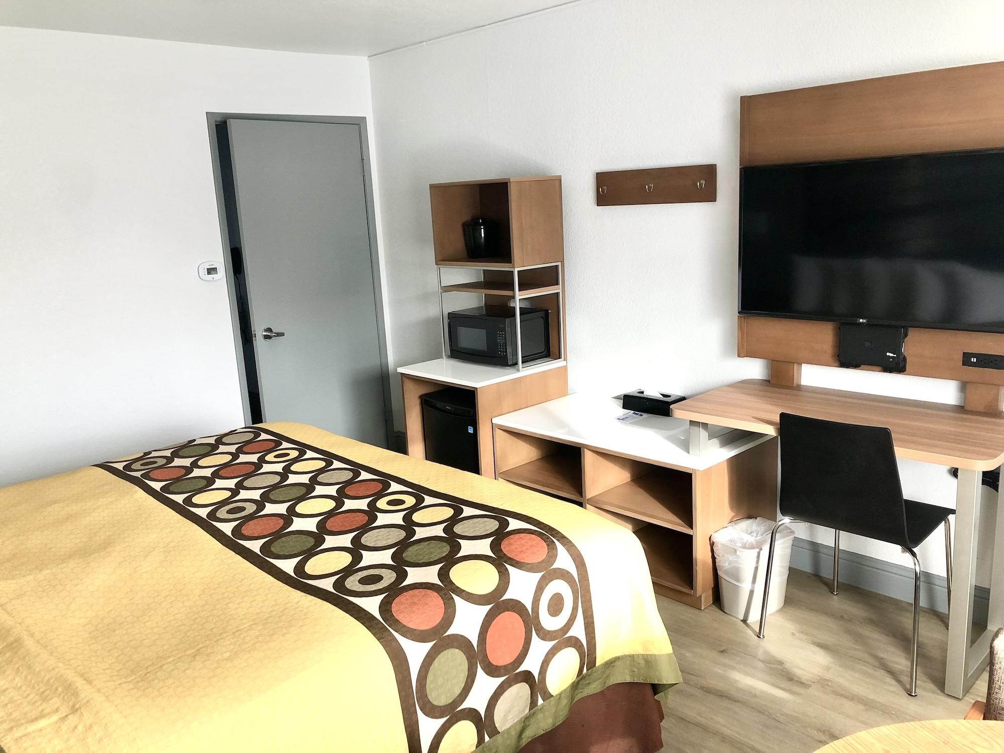 Super 8 By Wyndham Bragg Motel 2*