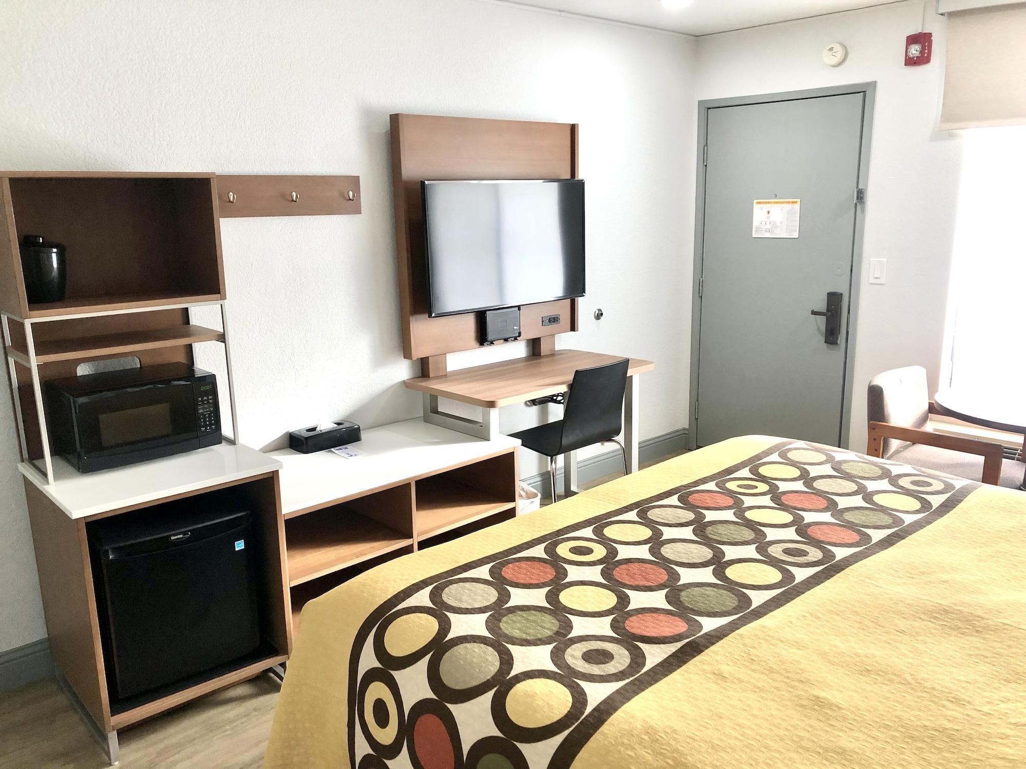 Super 8 By Wyndham Bragg Motel 2*
