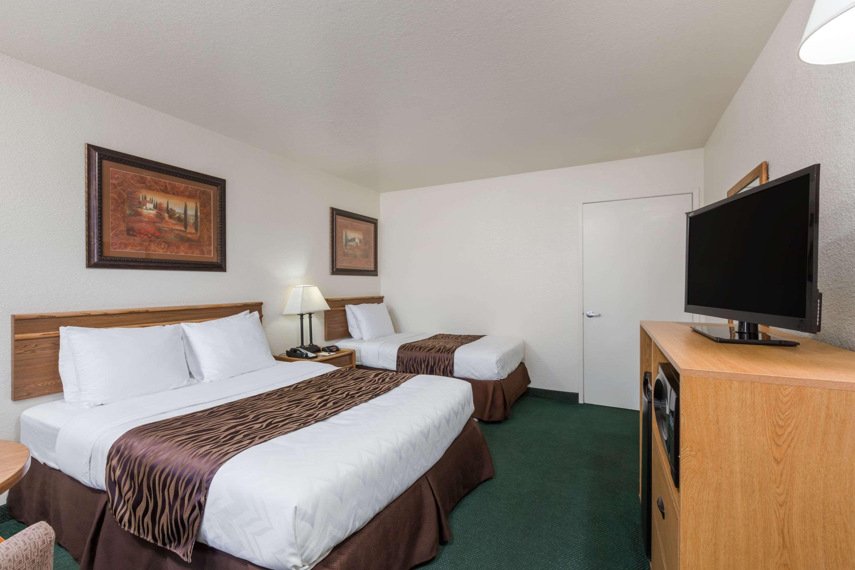 Motel Super 8 By Wyndham Bragg 2*