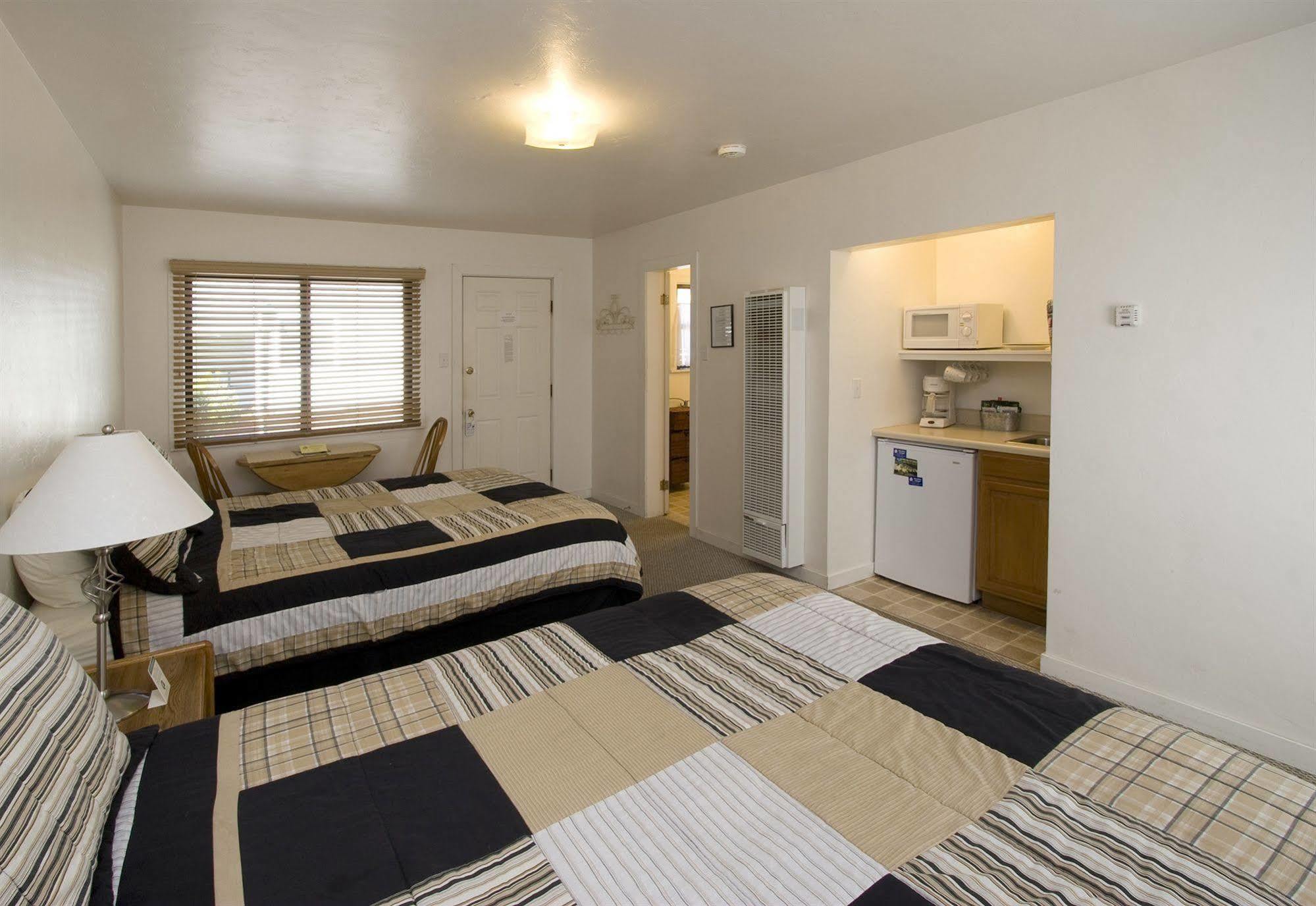 Shoreline Motel 3*