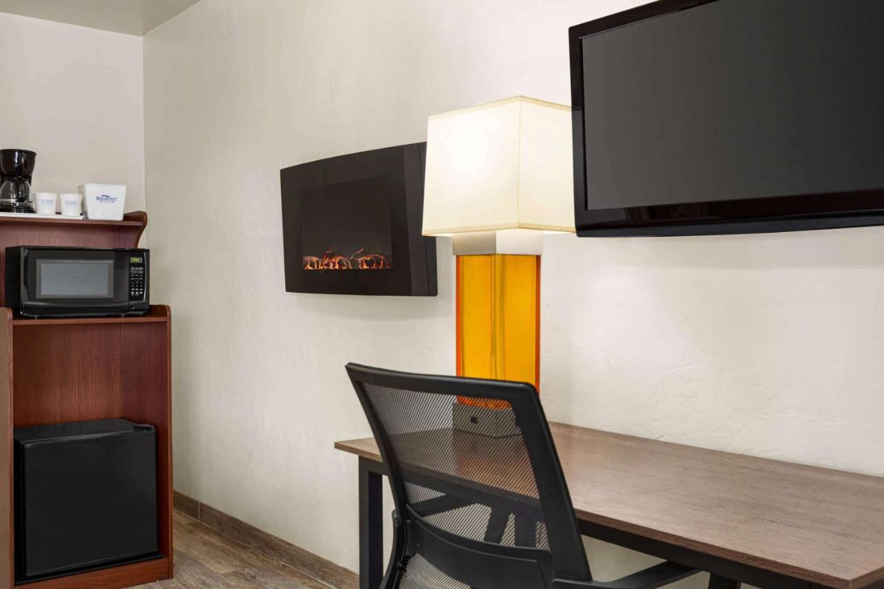 Baymont By Wyndham Bragg Motel 2*