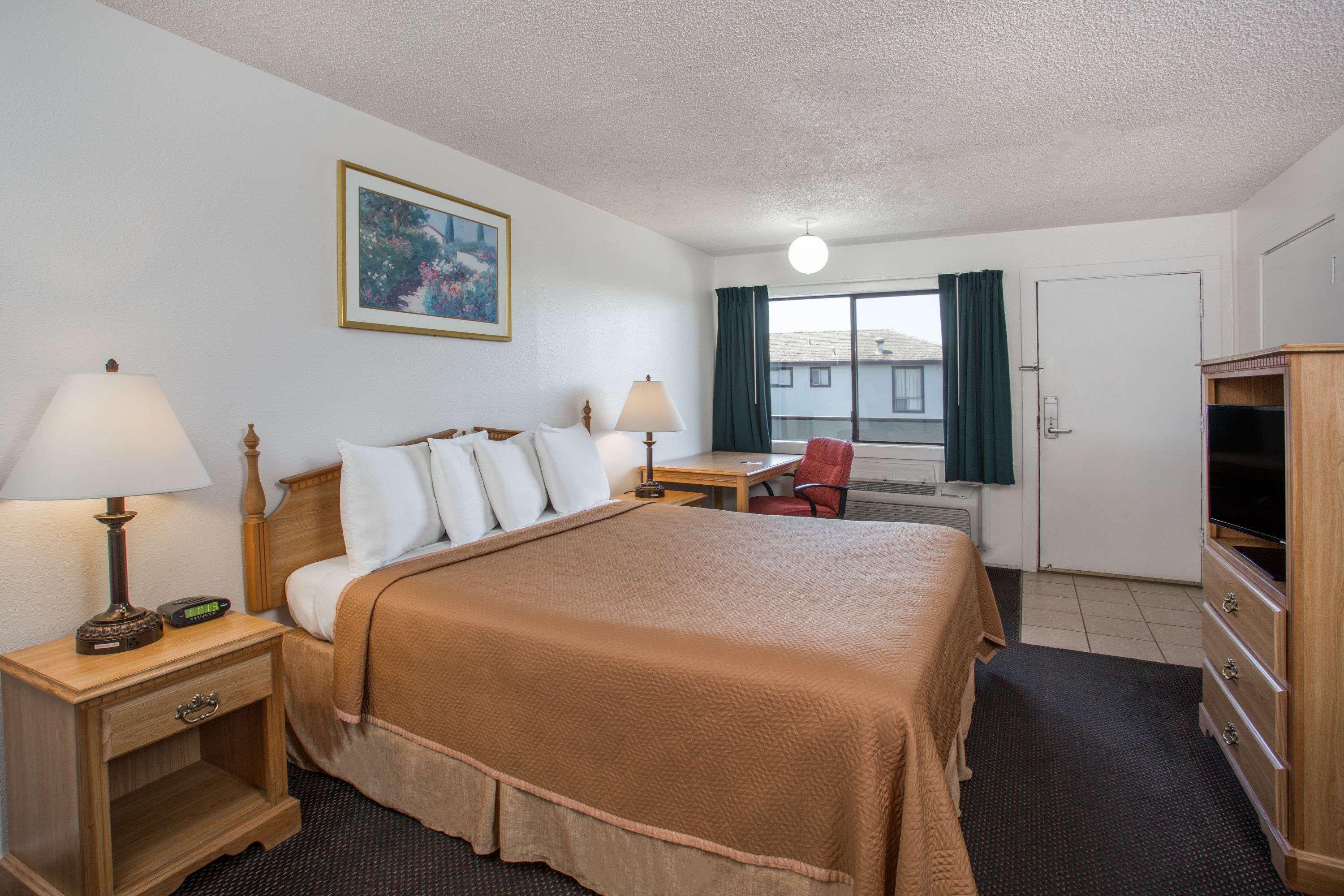 Motel 9 Glass