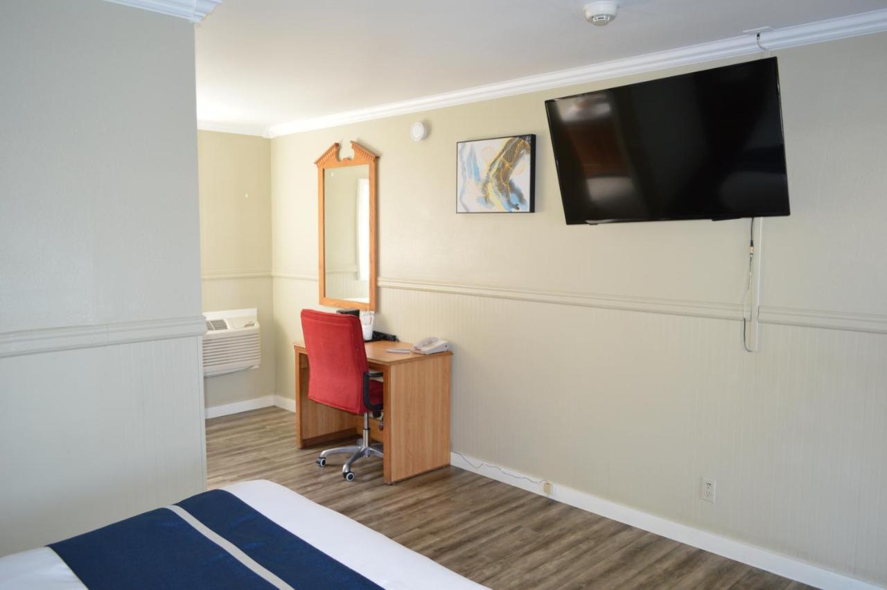 9 Glass Motel Fort Bragg