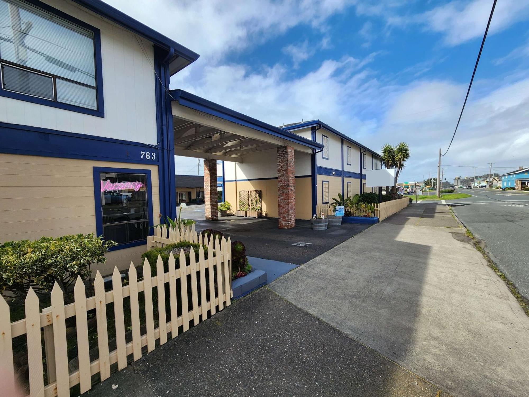 9 Glass Motel Fort Bragg